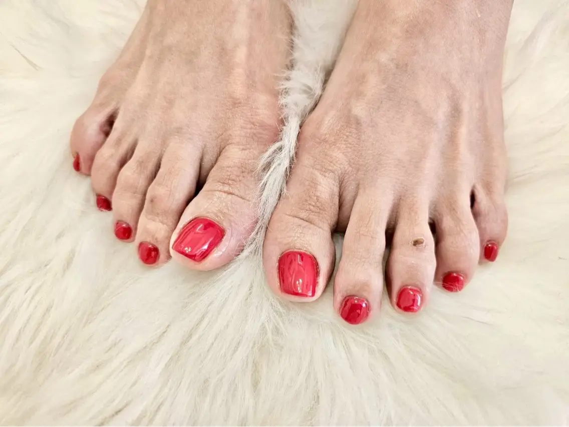 ネイル オーロラネイル ボルドー フットネイル フレンチネイル ジェルネイル フットネイル mogunail &blowのネイルデザイン