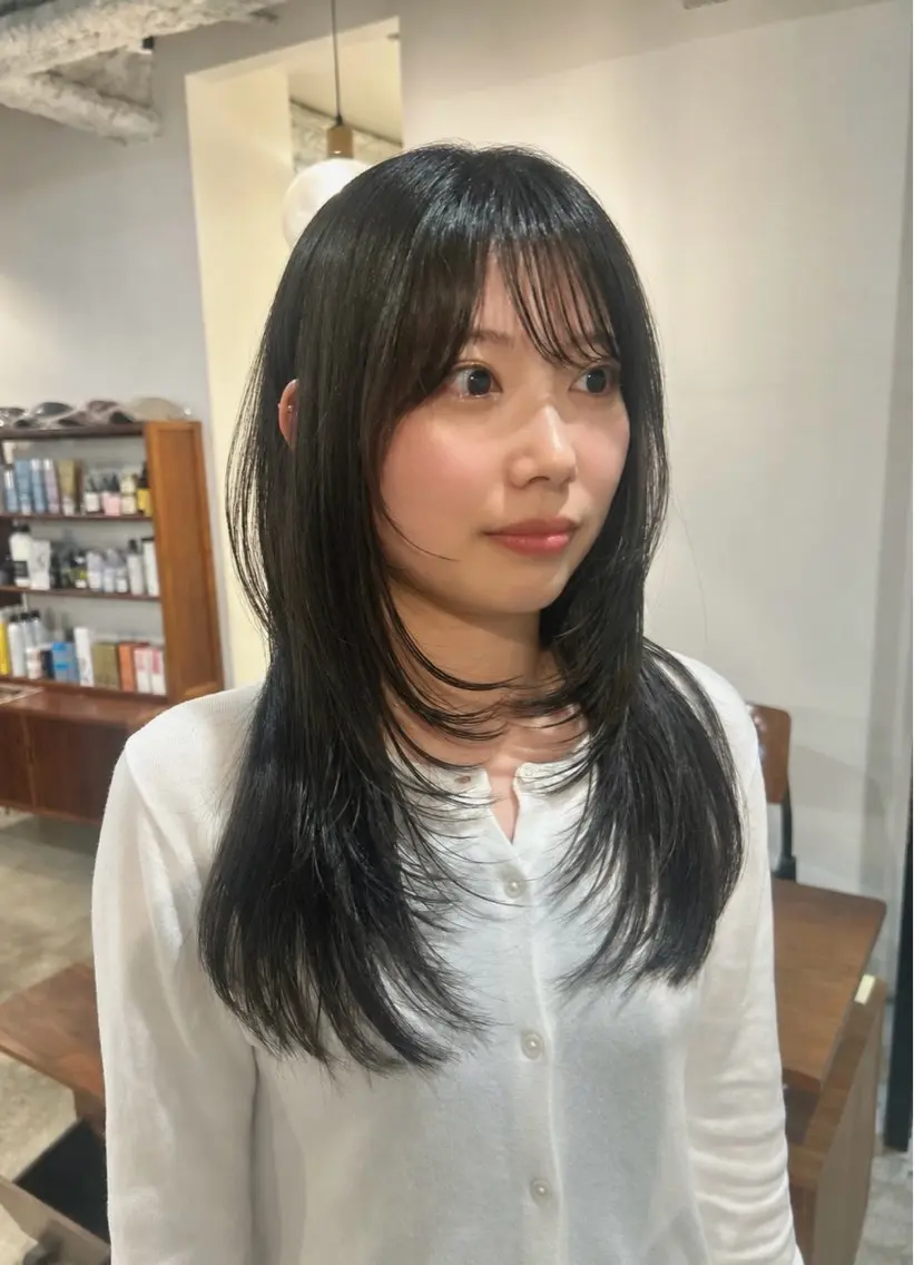 セミロング レイヤーカット chico .のヘアスタイル