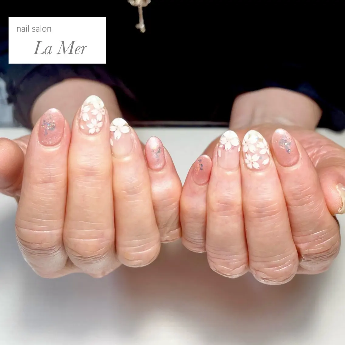ネイル オーロラネイル 桜ネイル フラワーネイル ラメ(グリッター) オフィスネイル nailsalon La Merのネイルデザイン