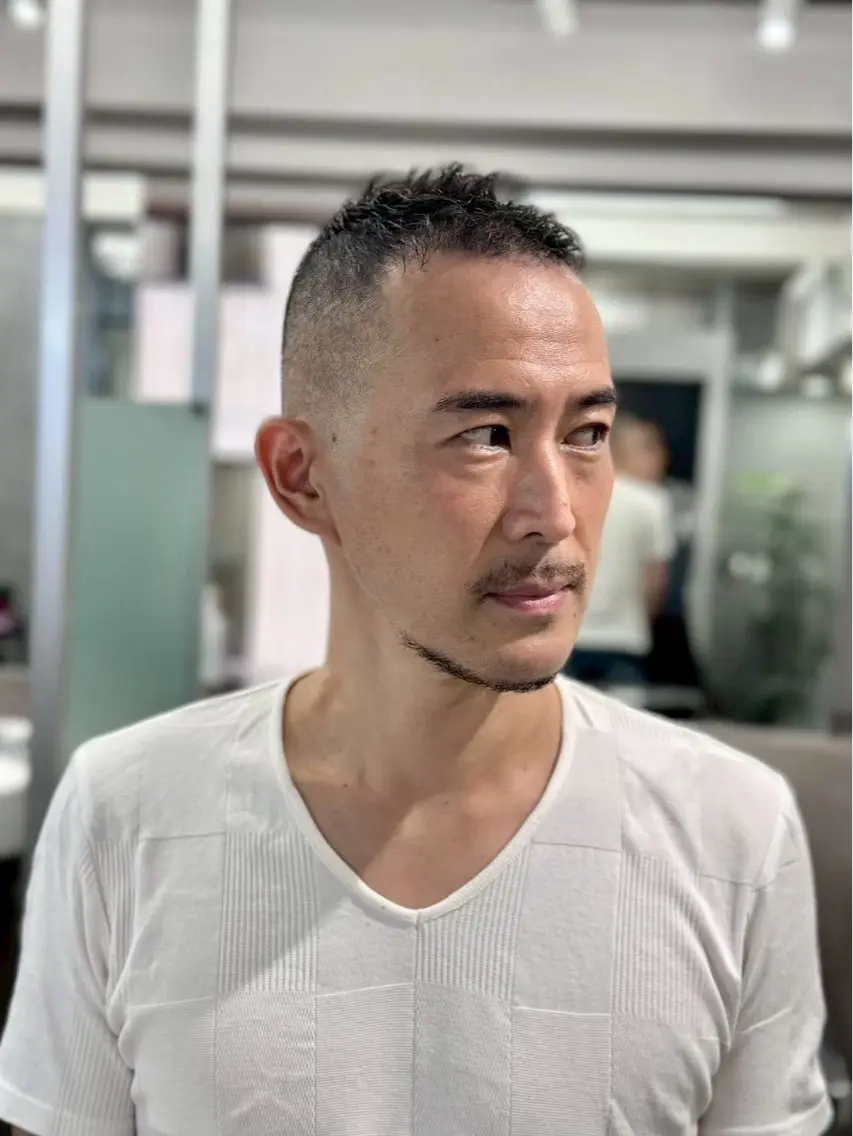 ショート メンズ メンズブリーチ センターパート フェードカット モヒカン メンズパーマ メンズサロン kiyoのヘアスタイル