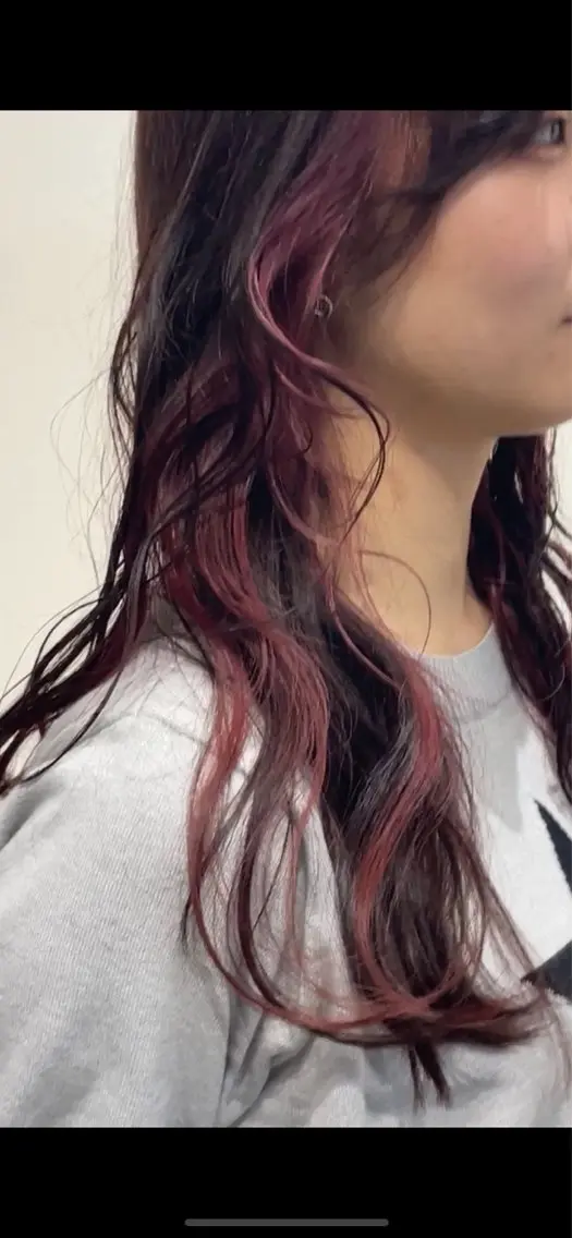 ロング カラー カシス レッドカラー ヘアカラー ヨシノ マナウのヘアスタイル