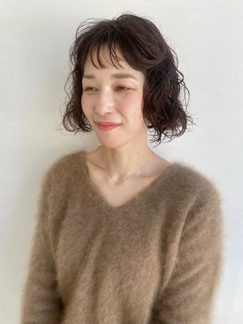 ショート パーマ ボブ ブリーチなし 寒色カラーのヘアスタイル