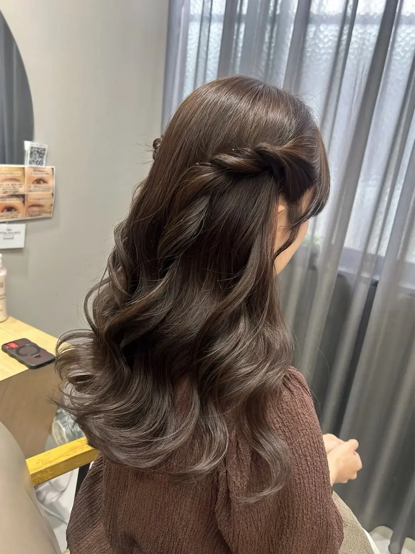 セミロング ヘアアレンジ ヘアセット 立川 🫧 ブリーチ 艶髪カラー🧸✨️のヘアスタイル