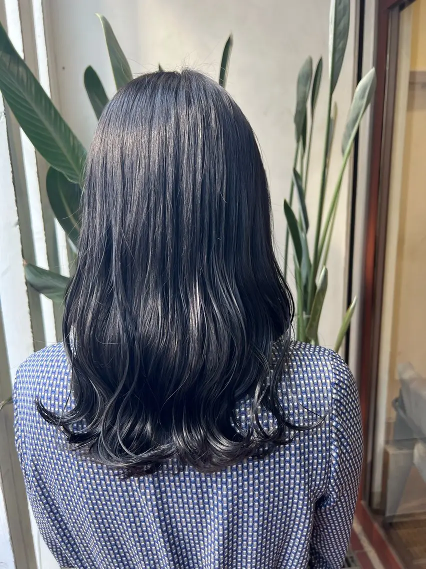 ロング カラー 黒髪 ブルーカラー ブルーブラック ロング トリートメント ブリーチカラー🦖 岡部木乃夏のヘアスタイル