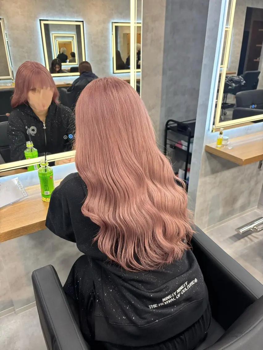 ロング カラー パーマ ヘアアレンジ ヘアカラー トリートメント ヘッドスパ ヘアセット 透明感ブリーチカラー 🌈TOMOHIROのヘアスタイル