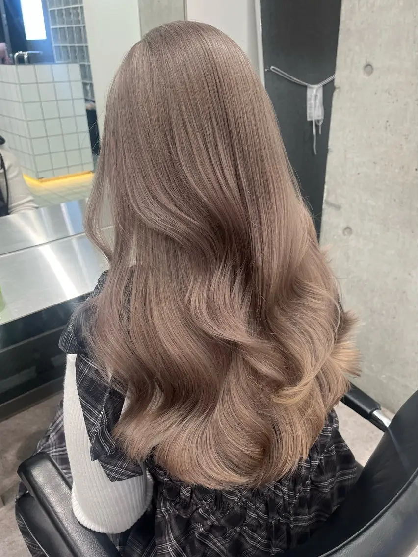 ミディアム カット ヘアカラー ツヤ髪ミルクティー ベージュ🪽/三藤のヘアスタイル