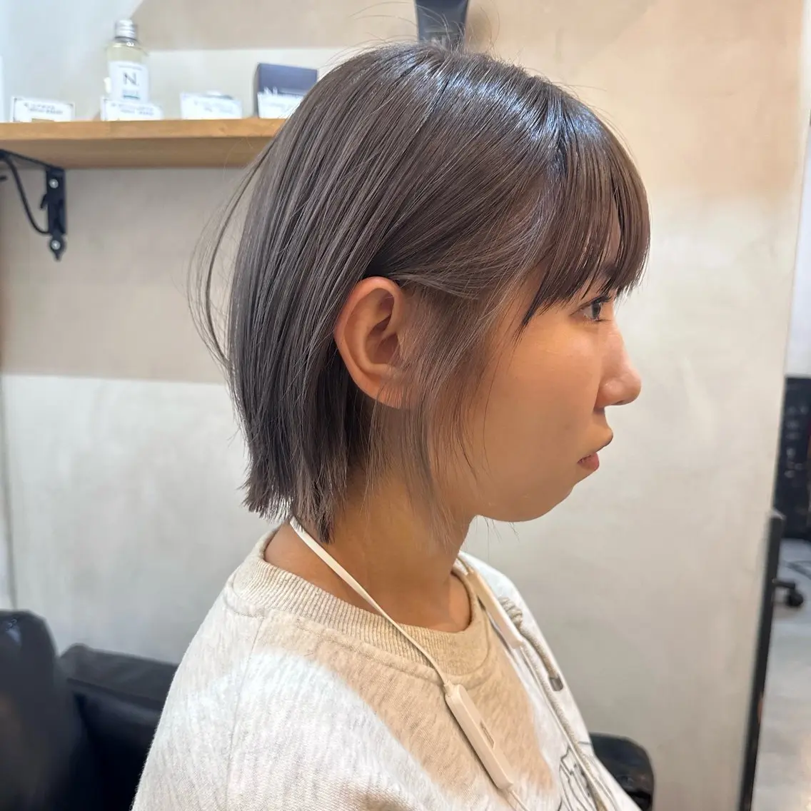 ミディアム カラー ブリーチ グレージュ インナーカラー シルバー ボブ Yuki☺︎パーマ レイヤーカットのヘアスタイル