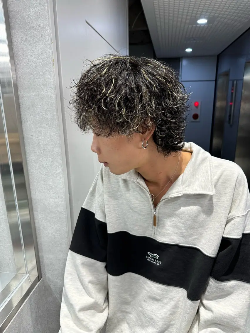 ショート カラー パーマ ヘアアレンジ メンズ メンズブリーチ センターパート フェザーパーマ メンズハイライト メンズハイトーン カット パーマ トリートメント ヘッドスパ ヘアセット スパイキー/フェザー /波巻き/かいとのヘアスタイル