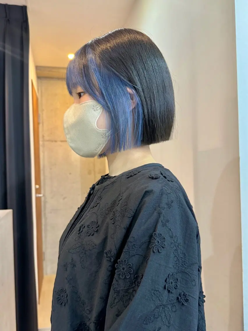 ショート カラー ブルーカラー ヘアカラー 切りっぱなしボブ/ ブリーチカラー/大塚のヘアスタイル