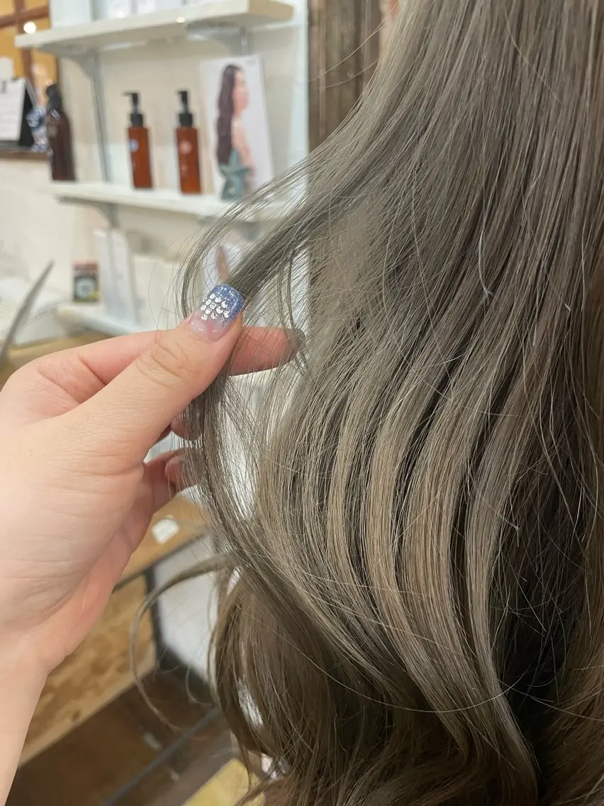 ロング カラー ブリーチ シルバー ワンカールで決まる レイヤーカット‎🤍のヘアスタイル