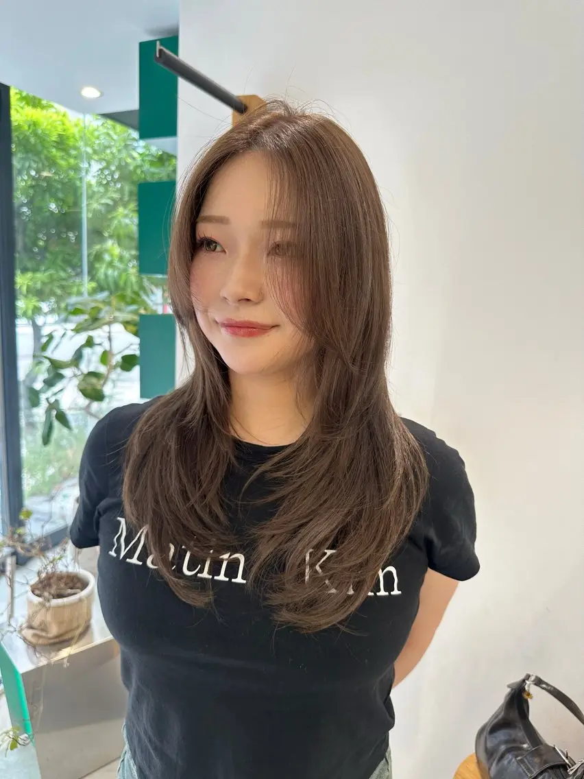 セミロング カラー ベージュカラー ブリーチ ブリーチなしカラー オリーブベージュ レイヤーカット カット ヘアカラー トリートメント ハイトーン/透け感 カラー🎀真香のヘアスタイル