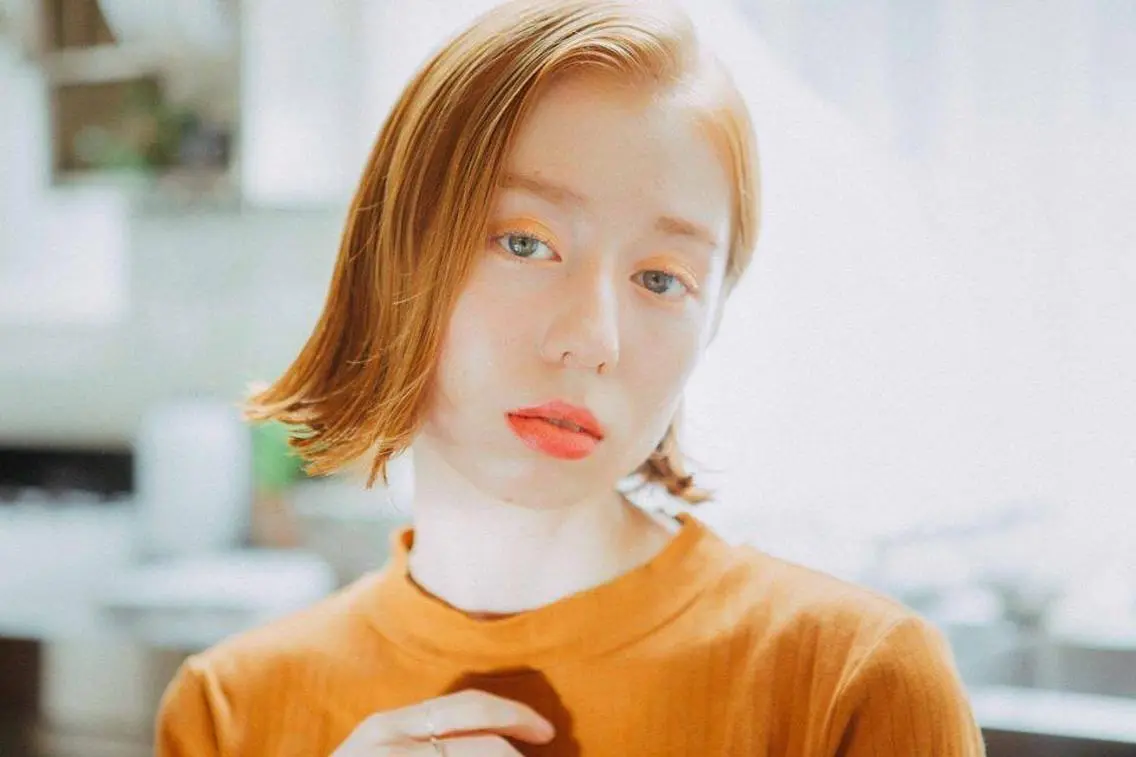 ミディアム 佐藤 香織のヘアスタイル