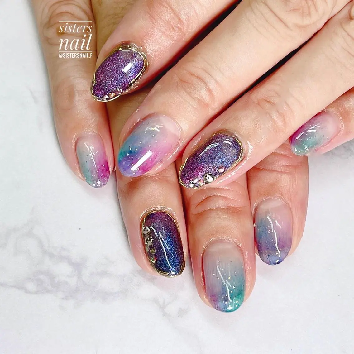 ネイル アートネイル ブルー ゴールド グラデーション キラキラネイル sisters nail.fのネイルデザイン