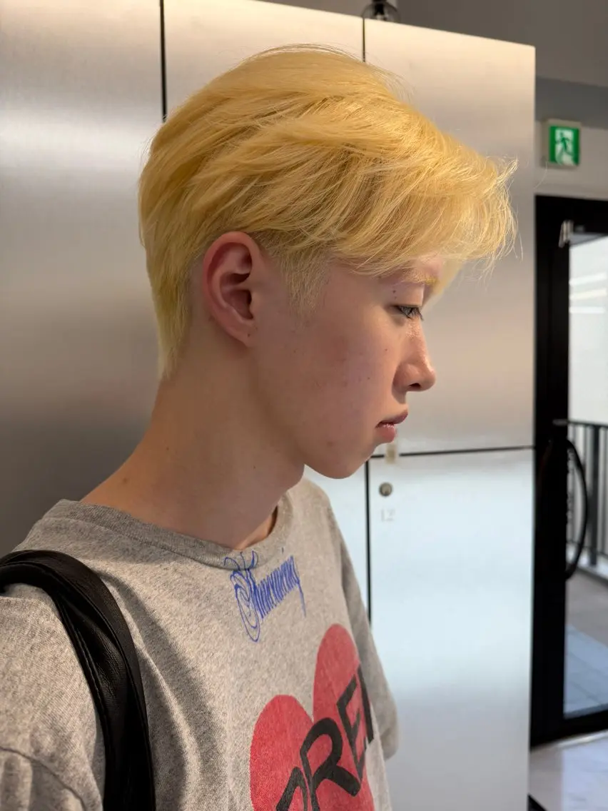 ショート カラー メンズ メンズブリーチ メンズハイトーン メンズインナーカラー ベージュカラー ブリーチ ヘアカラー トリートメント TATSUハイトーン ミルクティーベージュのヘアスタイル