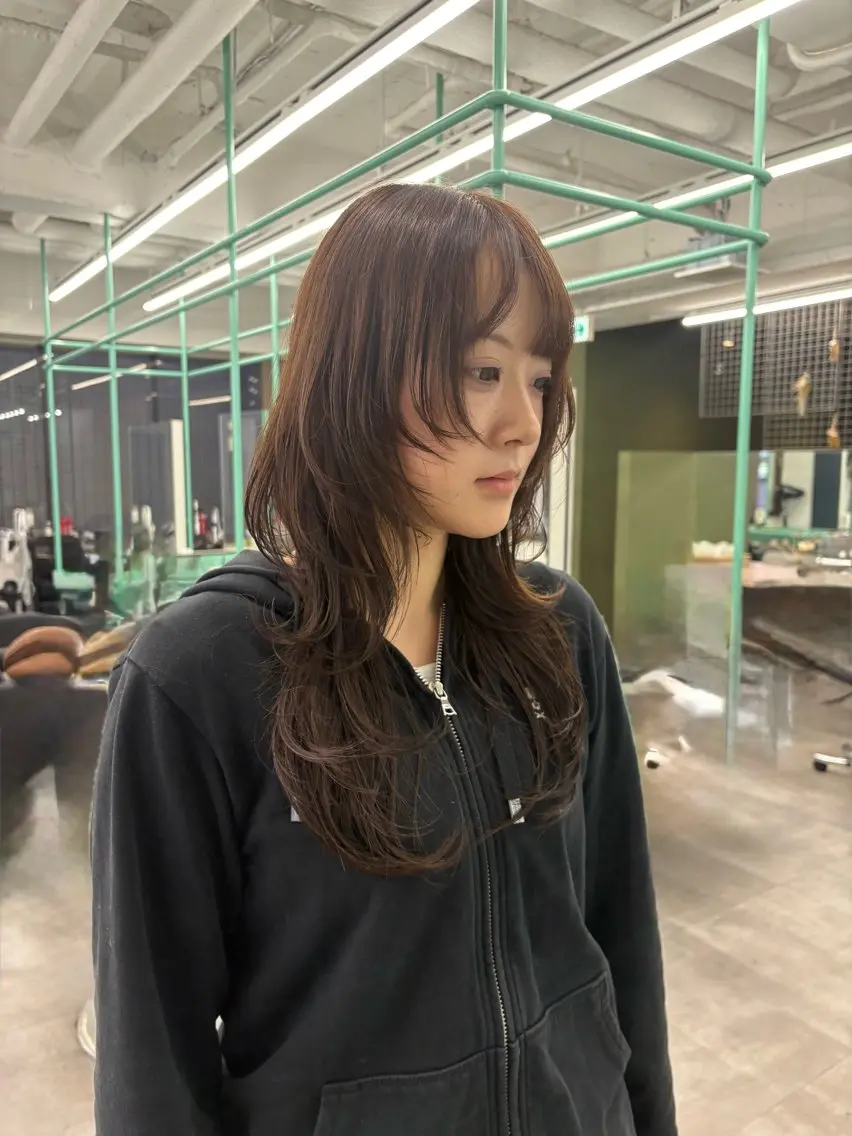 ロング レイヤーカット ロング ウルフカット ウルフレイヤー カット トリートメント 綾乃／デザインカラー ／ハイトーン／ボブのヘアスタイル