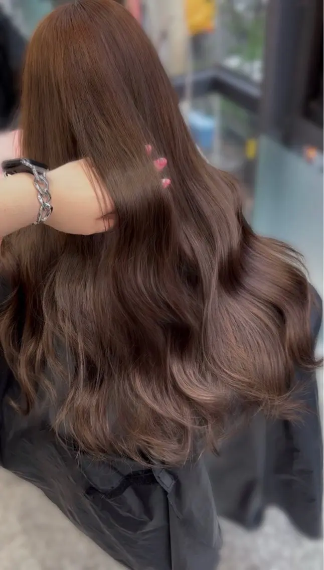 ロング カラー ブラウンカラー チョコレートブラウン ヘアカラー トリートメント 𝑴𝑶𝑲𝑨渋谷 トレンド韓国ヘア🩷のヘアスタイル