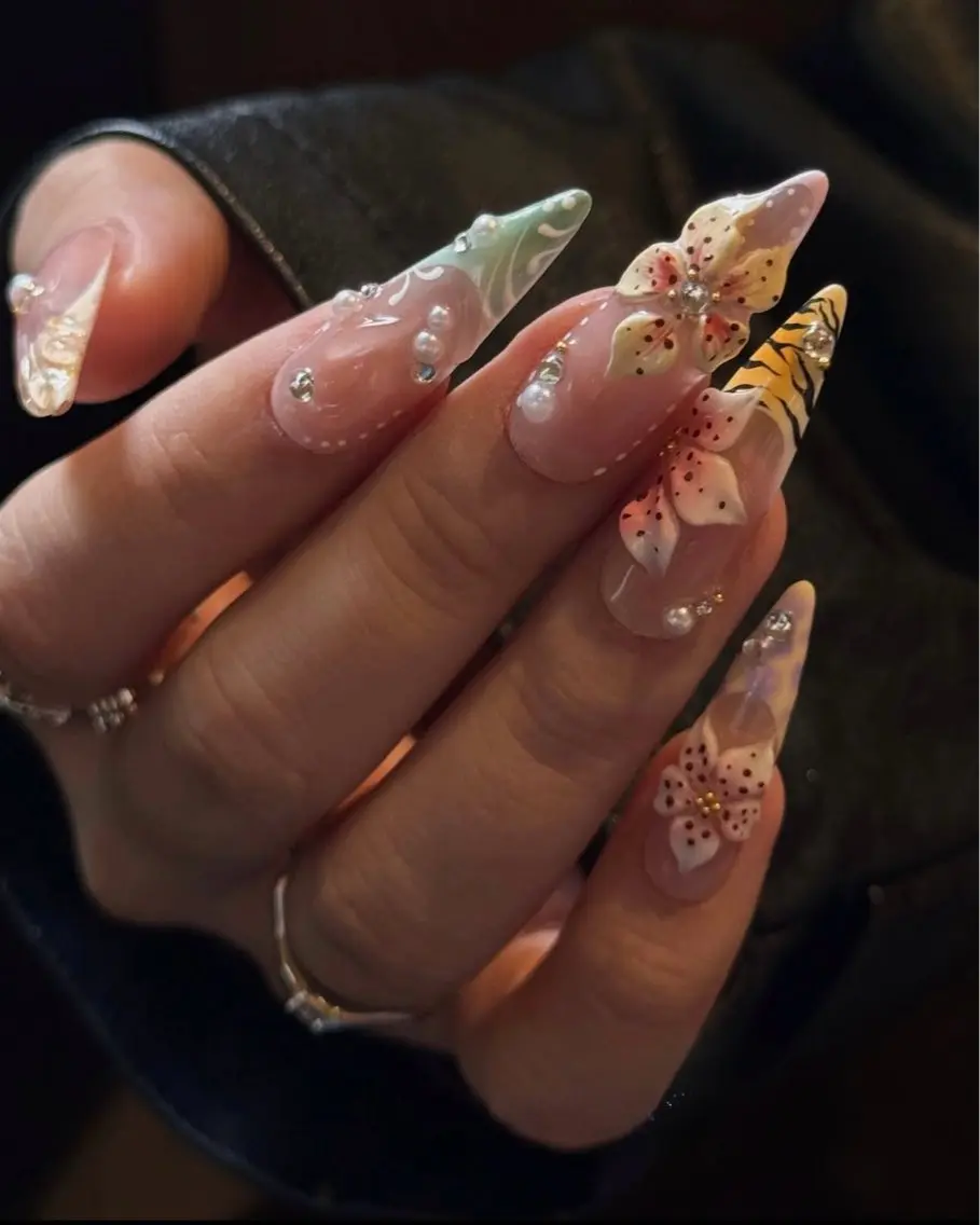 ネイル ガーリー キラキラネイル 韓国ネイル ロングネイル シンプルネイル ハンドネイル Genie Mika Nailsのネイルデザイン