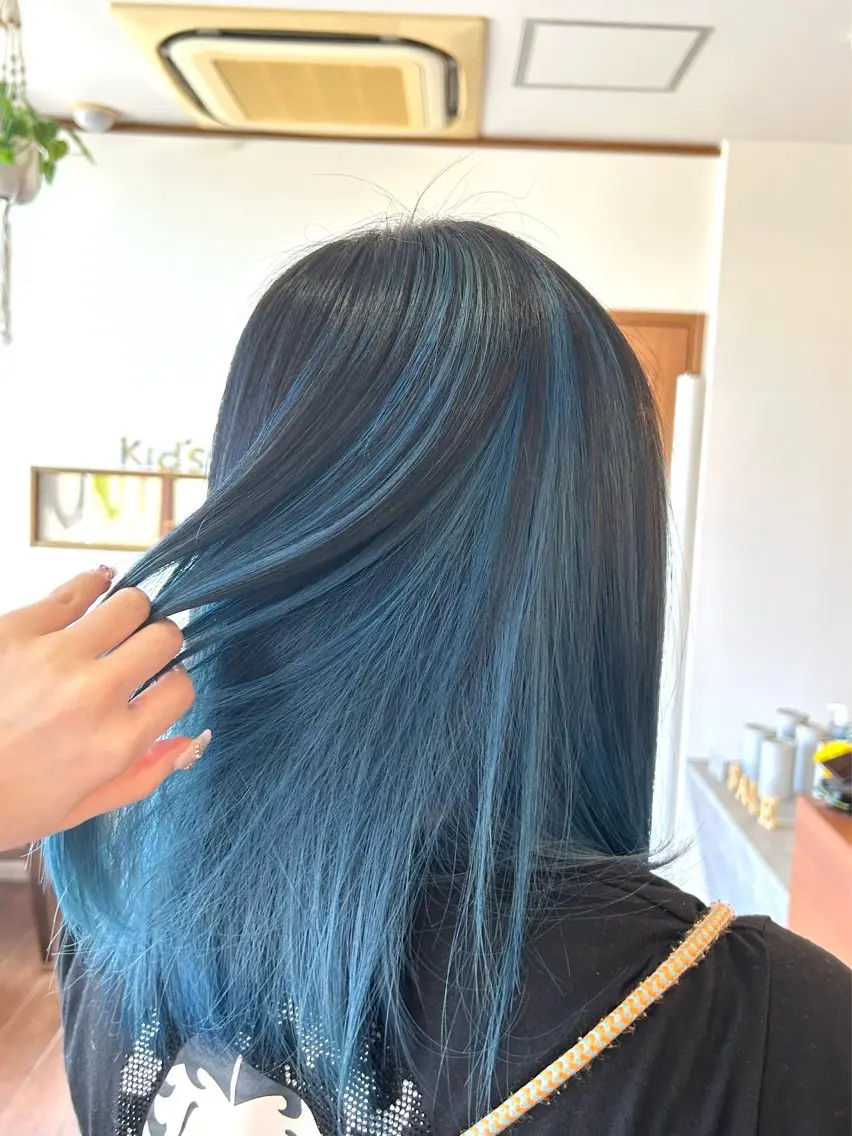 ミディアム カラー 黒髪 ブルーカラー ヘアカラー トップスタイリスト 林すずかのヘアスタイル