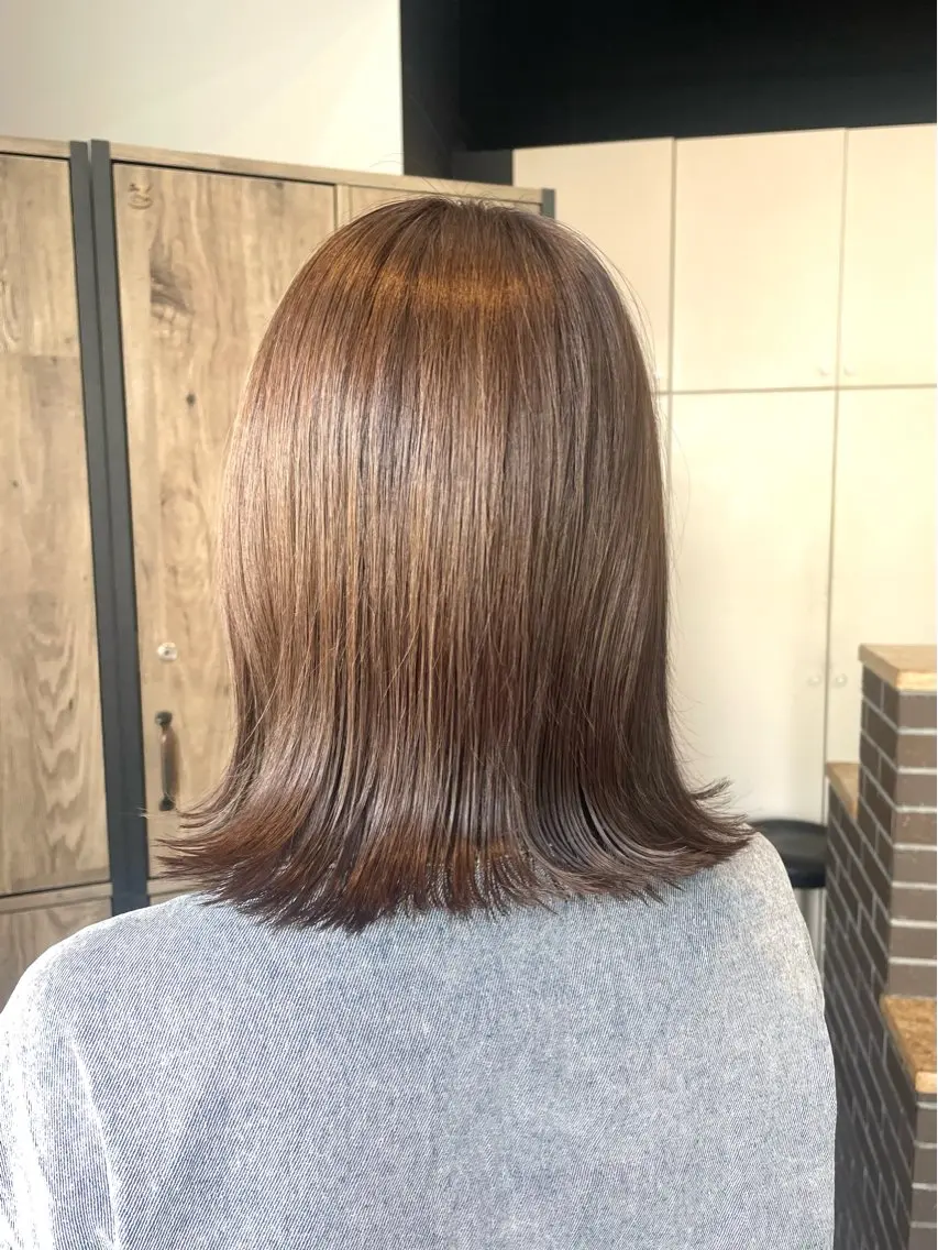 ミディアム カラー ベージュカラー 新岡 萌乃のヘアスタイル