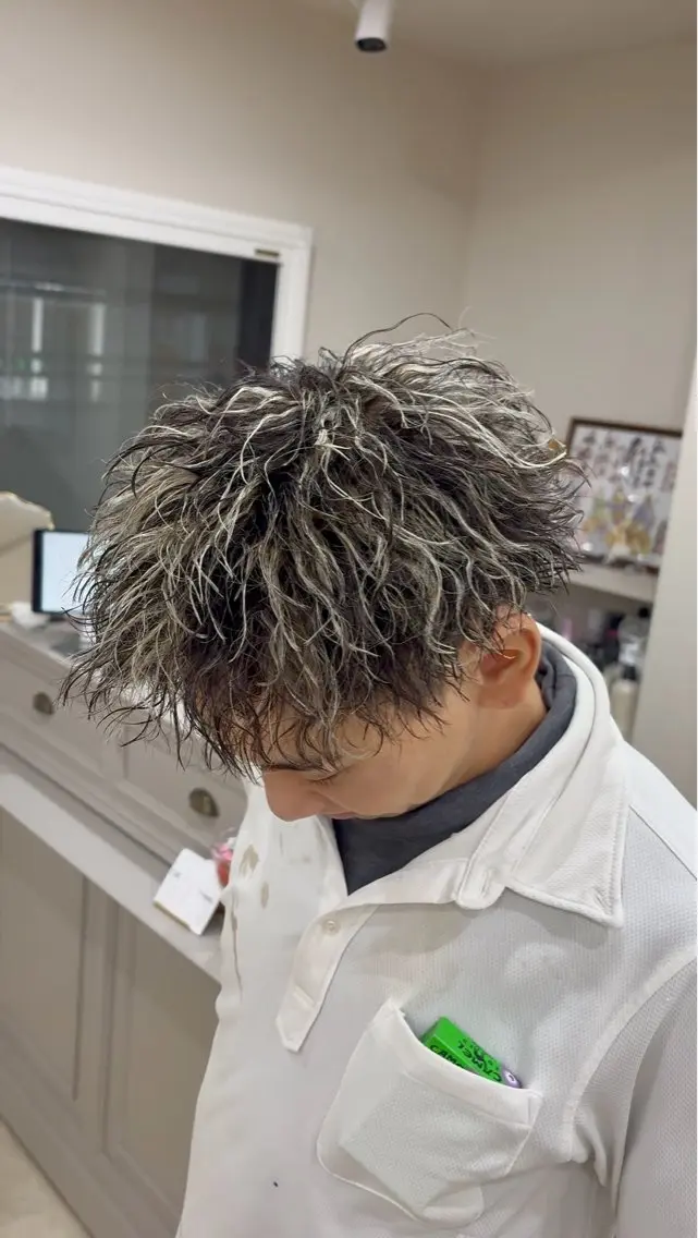 ショート カラー パーマ メンズ メンズハイライト メンズメッシュ メンズパーマ 学生(メンズ向け) メンズツイストパーマ 年間指名数1000↑ 🔥メンズ特化/武蔵のヘアスタイル