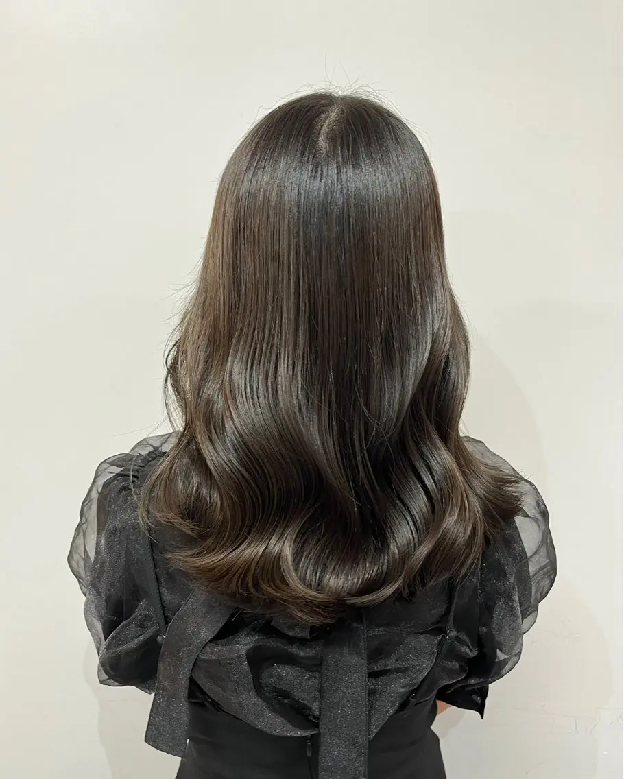 セミロング カラー ブリーチ 透明感カラー グレージュ カーキグレージュ ブリーチなしカラー カット ヘアカラー レイヤーカット/ 暗髪カラー🧸ナシコのヘアスタイル