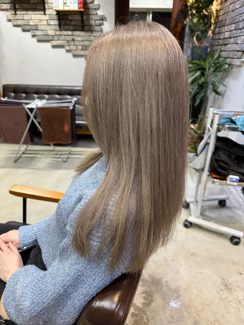 ロング カラー ベージュカラー ブリーチ ハイトーンカラー バレイヤージュ ブリーチ特化のヘアスタイル