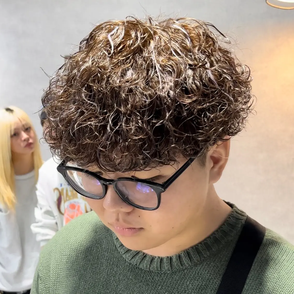 ショート カラー パーマ メンズ 波巻きパーマ カット パーマ ヘッドスパ ヘアセット センターパート マスターかずまのヘアスタイル