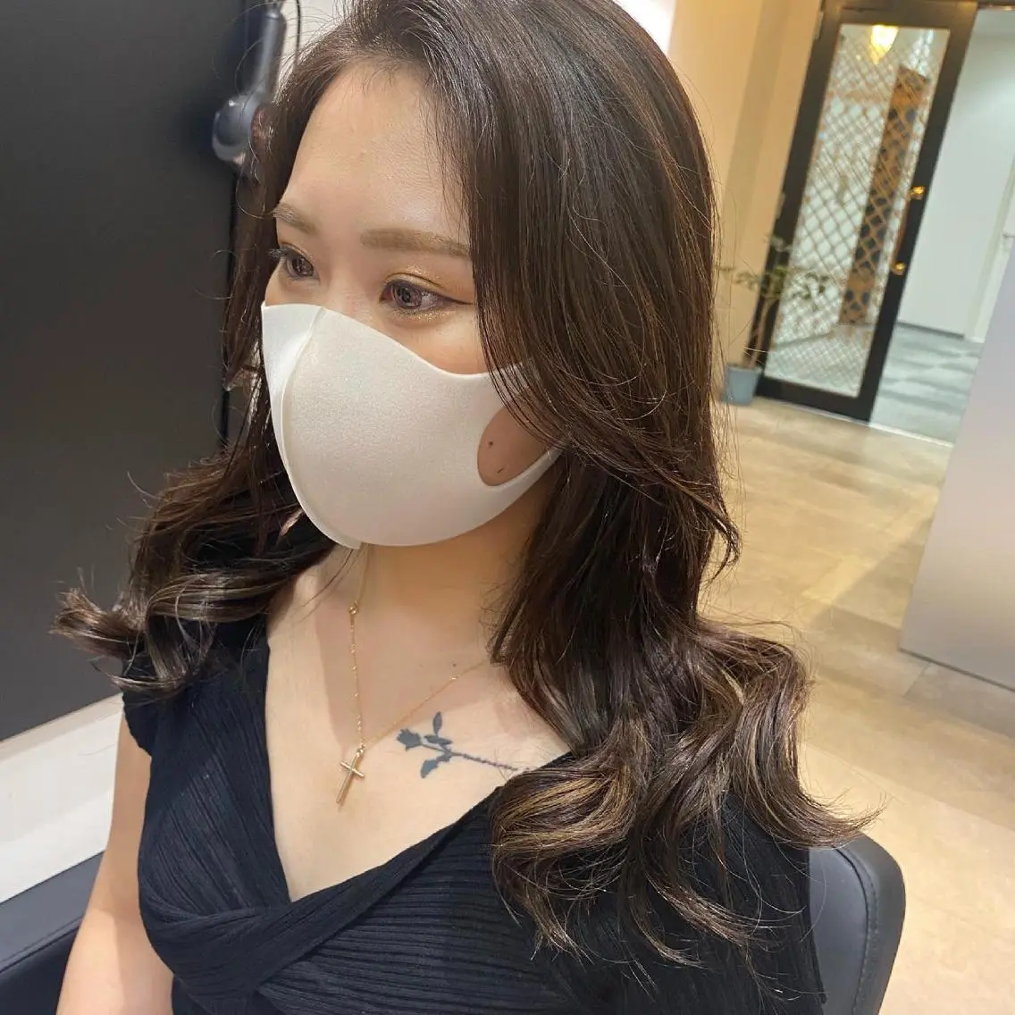 セミロング カラー ヨシンモリ 韓国風ヘア コテ巻き風パーマ 韓国風パーマ　無重力のヘアスタイル