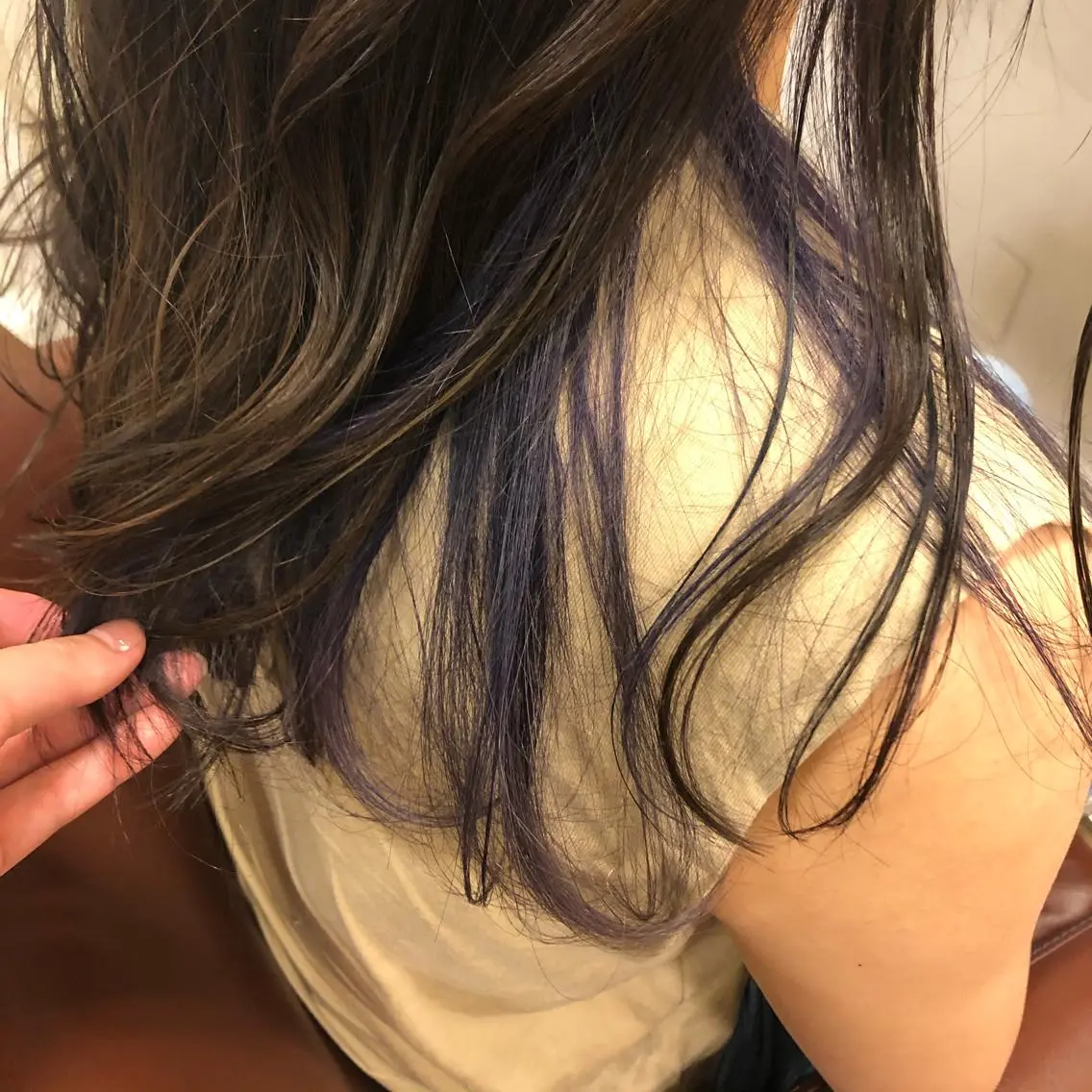 セミロング カラー パープルカラー カット ヘアカラー 西村 有紗のヘアスタイル