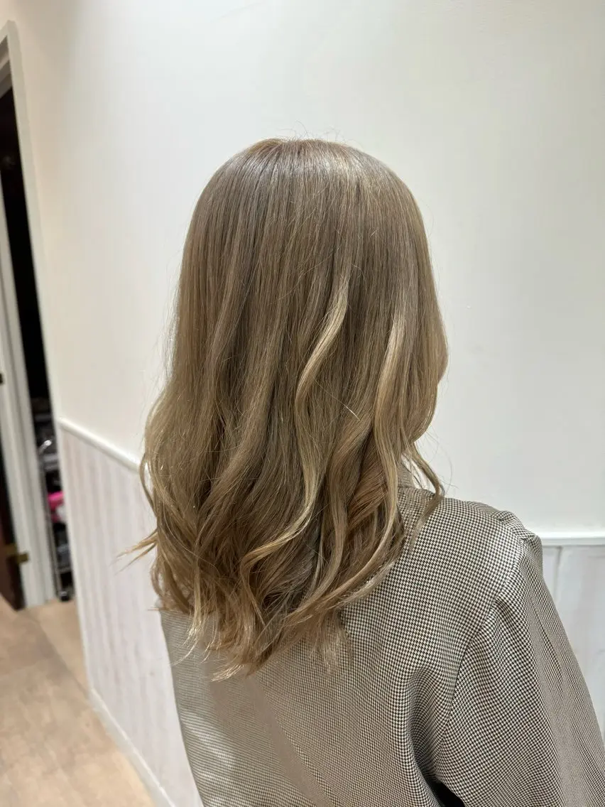 セミロング カラー 透け感カラー🌿 小島 りなのヘアスタイル