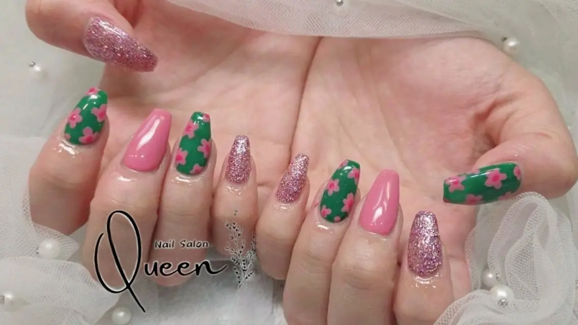 ネイル ハンドネイル QueenNail 🧸NAMIのネイルデザイン