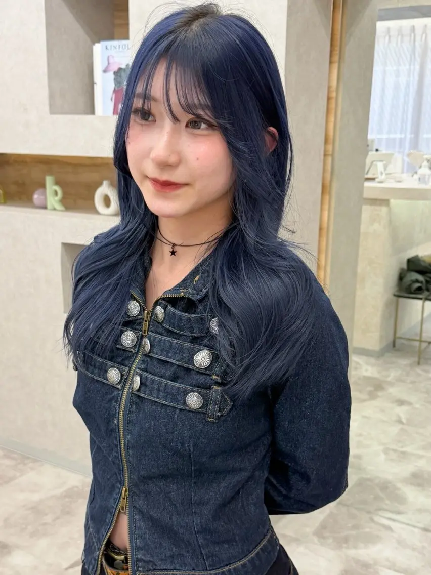 セミロング カラー ブリーチ ブルーカラー ダブルカラー ネイビーカラー シルバー ブリーチ/ベージュ 💕/momoaのヘアスタイル