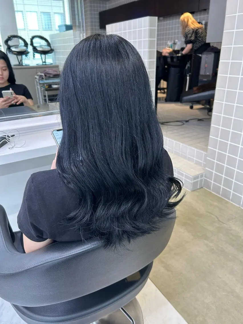 セミロング カラー パーマ ヘアアレンジ メンズ キッズ メンズ就活ヘア メンズ韓国風 メンズパーマ セミロングパーマ アッシュ 🦋韓国レイヤー｜ 透明感グレージュ🦋のヘアスタイル