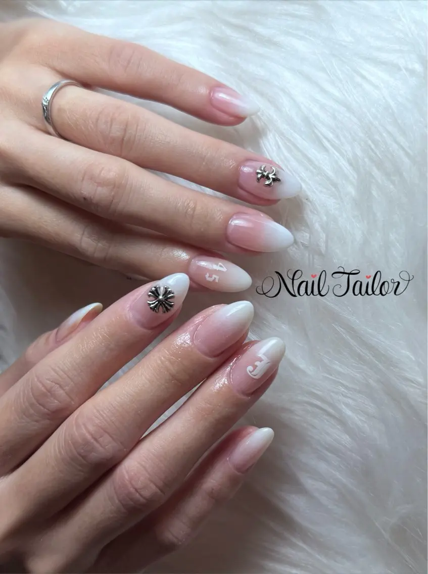 ネイル ジェルネイル グラデーション ホワイト ハンドネイル NailTailor ネイルテイラーのネイルデザイン