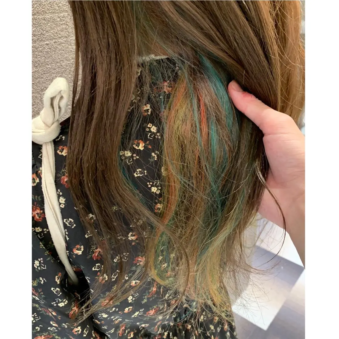 セミロング カラー ブリーチ インナーカラー ユニコーンカラー 清水 亮太/赤み消しカラーのヘアスタイル