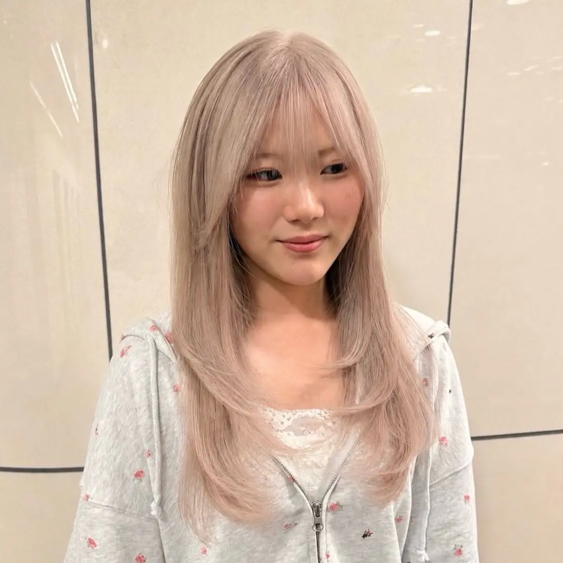 ロング カラー カット ヘアカラー トリートメント ハイトーンレイヤー 顔まわりSOTAのヘアスタイル