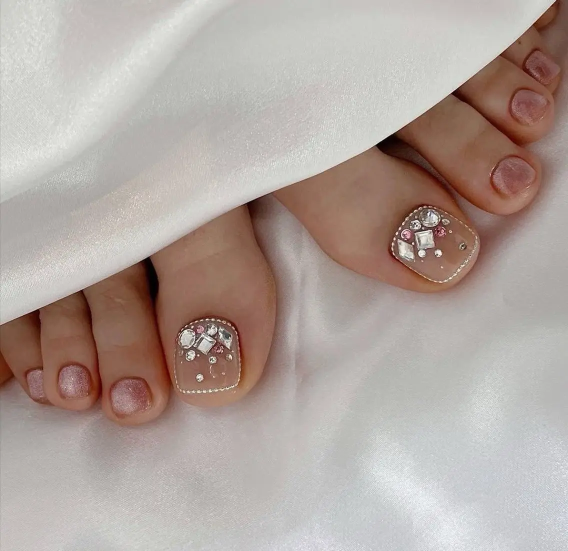ネイル フットネイル フレンチネイル ジェルネイル マグネットネイル 持ち込み フットネイル Ribbonnail salonのネイルデザイン