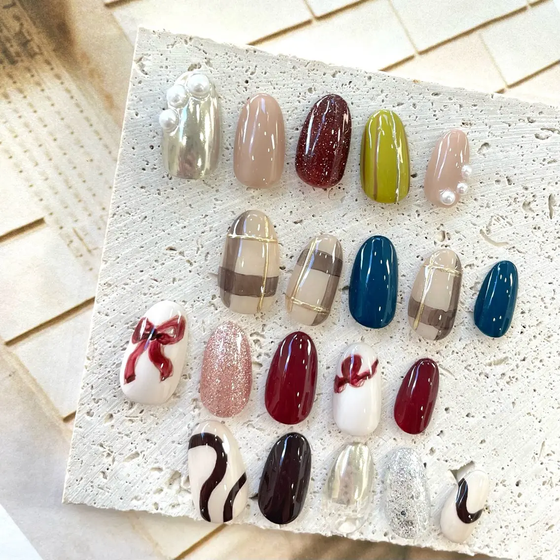 ネイル アートネイル ブラウン ゴールド 赤色 リボン nailsalon amity🌿池田のネイルデザイン