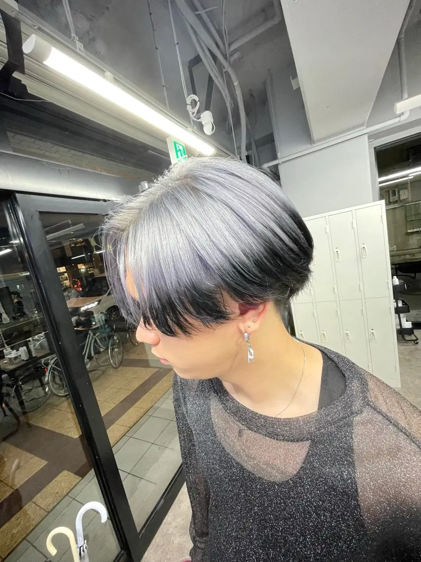 ショート カラー メンズ シルバー ヘアカラー 🩵ハイトーン/ レイヤーYUZU🩵のヘアスタイル