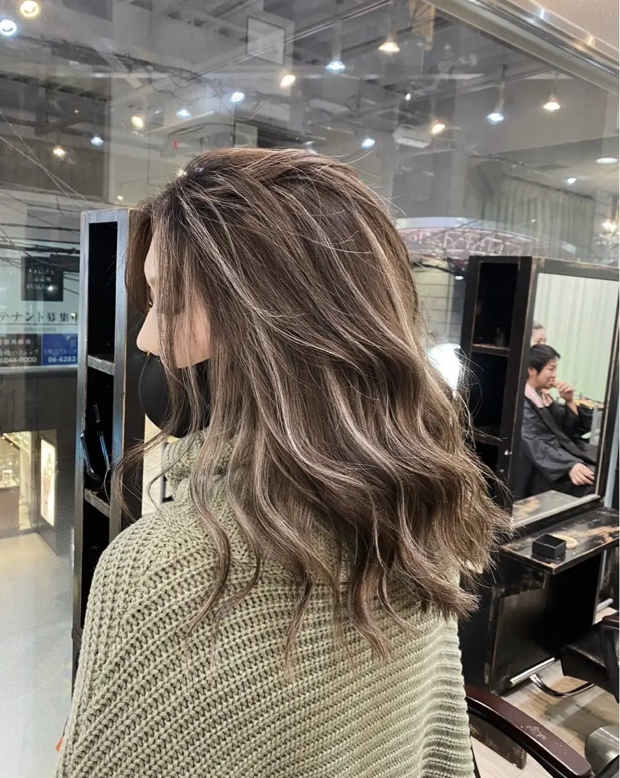 セミロング カラー グレージュ ハイライトカラー ハイライト ヘアカラー トリートメント 指名数No.1 /NAOYAのヘアスタイル