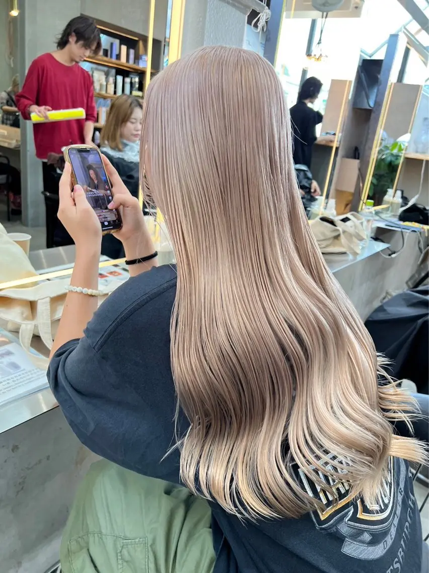 ロング カラー ベージュカラー ミルクティーベージュ カット ヘアカラー トリートメント ブリーチ特化 梅田本多翔のヘアスタイル