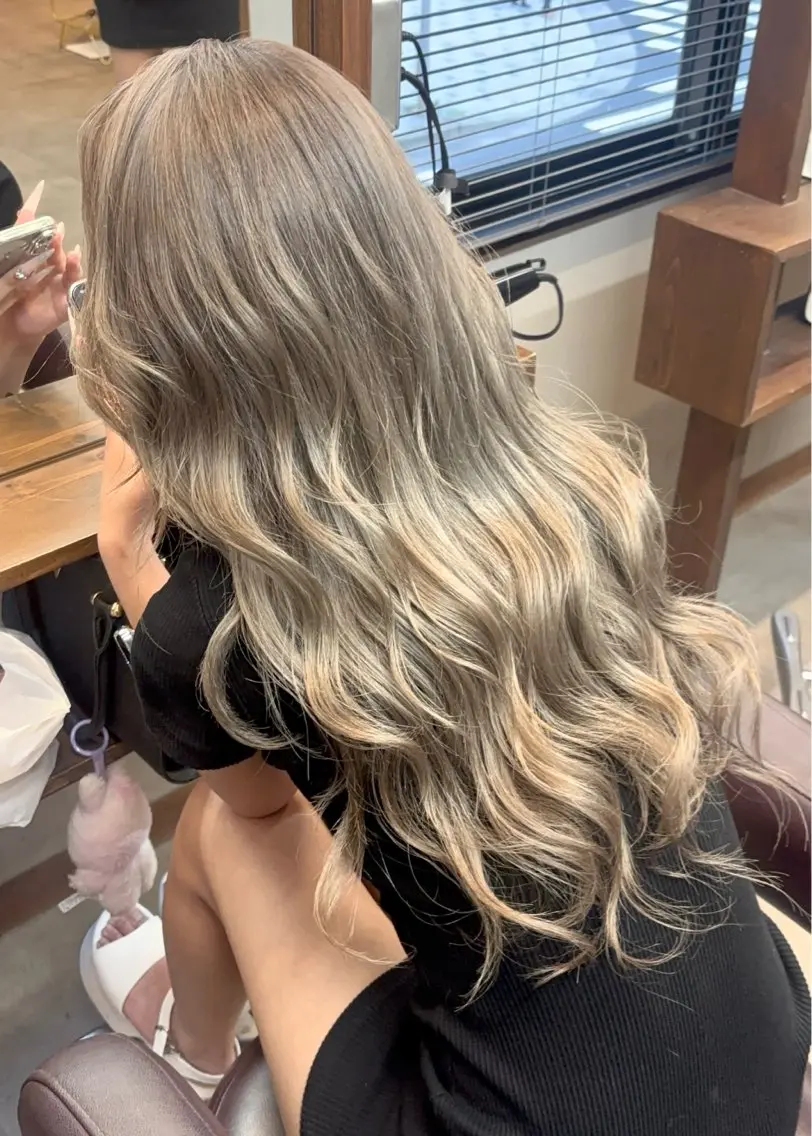 カラー アッシュ ハイトーンカラー シルバー シルバーアッシュ HIGA 🐾のヘアスタイル