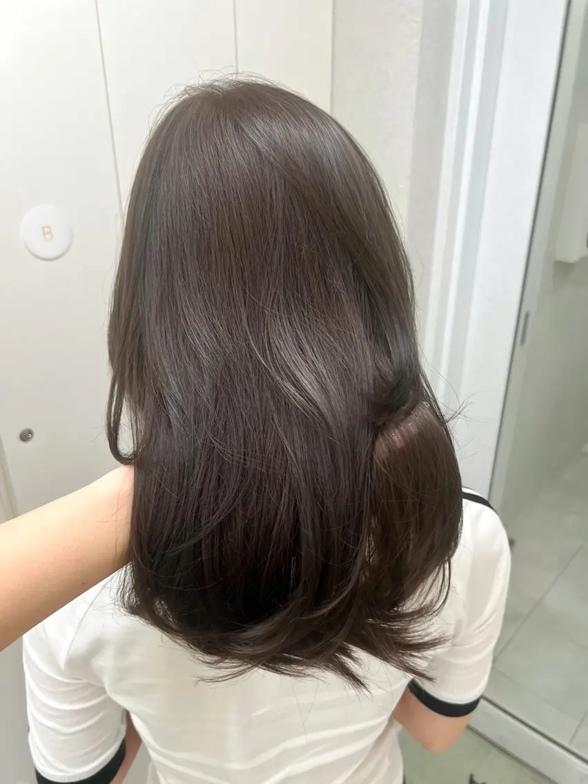 ミディアム カラー 透明感カラー グレージュ GAGA AMIKAのヘアスタイル
