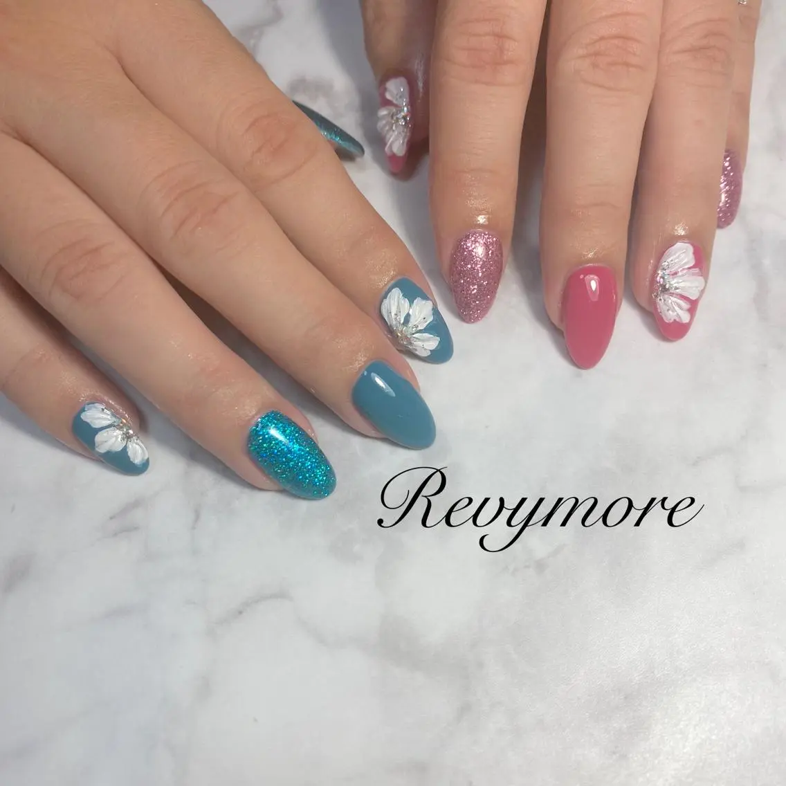 ミディアム ネイル 韓国風ヘア フラワーネイル ジェルネイル キラキラネイル 韓国ネイル nail salon Revymoreのネイルデザイン