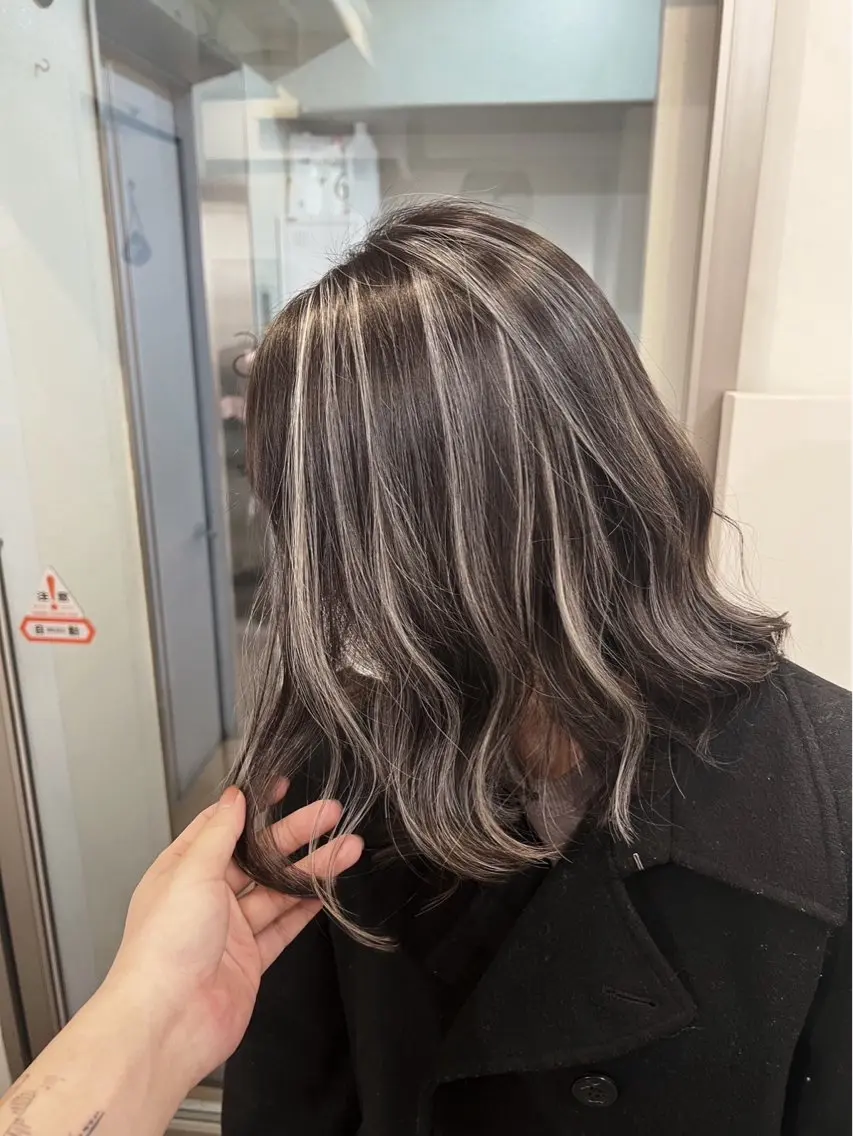 ミディアム カラー ダークグレー ダークグレージュ グレージュ ハイライトカラー ハイライト 指名数No.1 /NAOYAのヘアスタイル