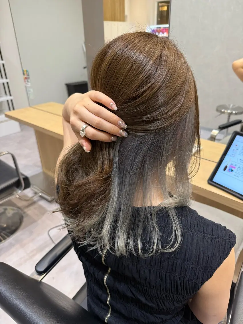 ミディアム カラー インナーカラー シルバー カット ヘアカラー トリートメント 長谷川 紗羅のヘアスタイル