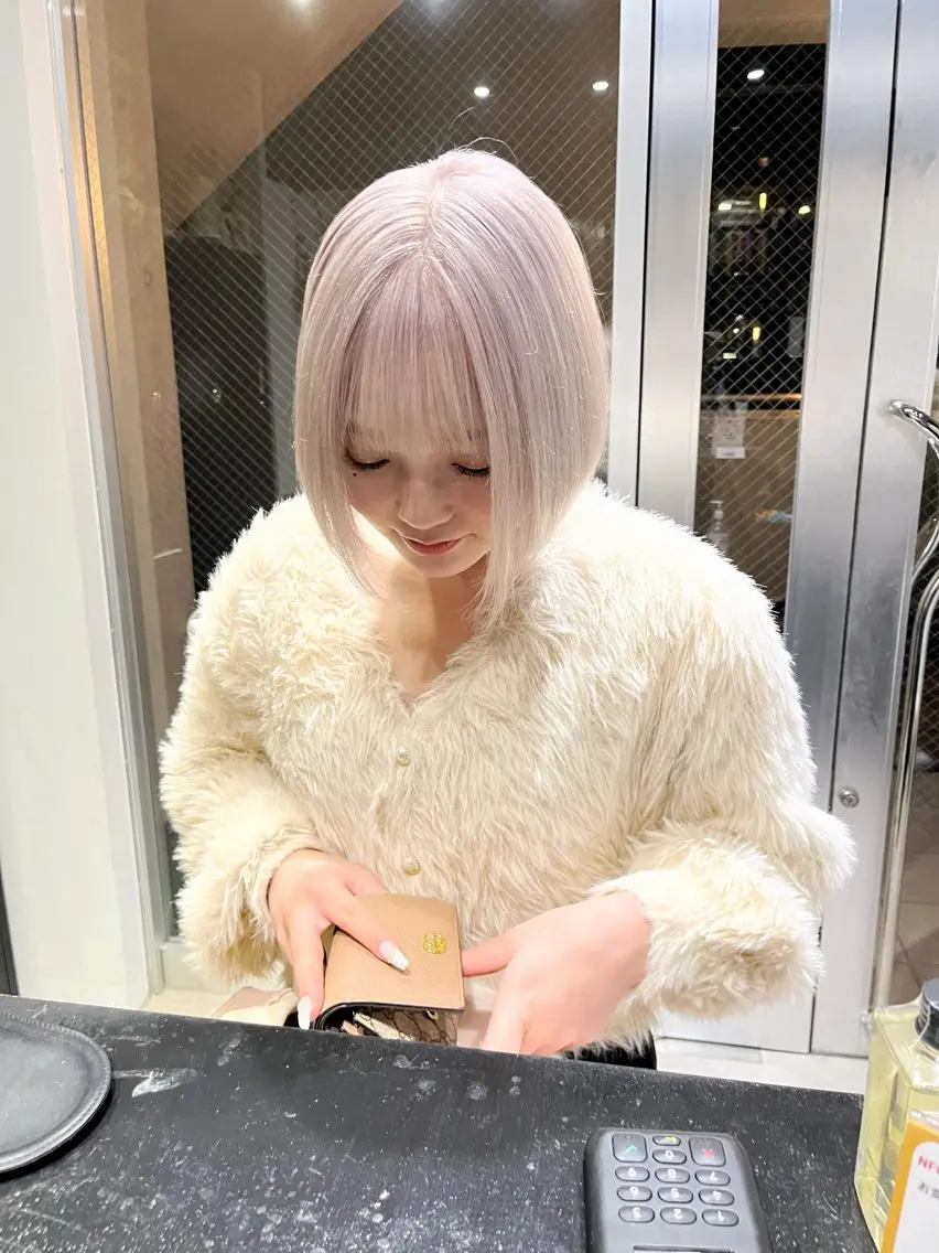 ショート カラー ベージュカラー ブリーチ ハイトーンカラー ホワイトベージュ カット ヘアカラー トリートメント ミルクティーベージュ ブリーチ 店長 清水のヘアスタイル