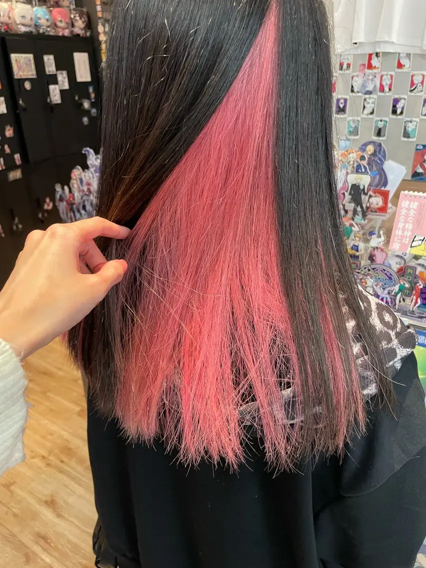 セミロング カラー インナーカラー ピンクカラー ヘアカラー インナーカラー 推し ブリーチ  髪質改善のヘアスタイル