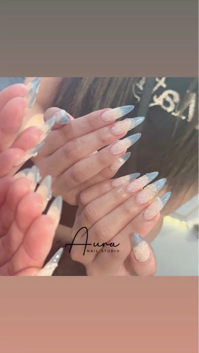 ネイル アートネイル ブルー ジェルネイル グラデーション キラキラネイル ハンドネイル Aura Nail Studioのネイルデザイン