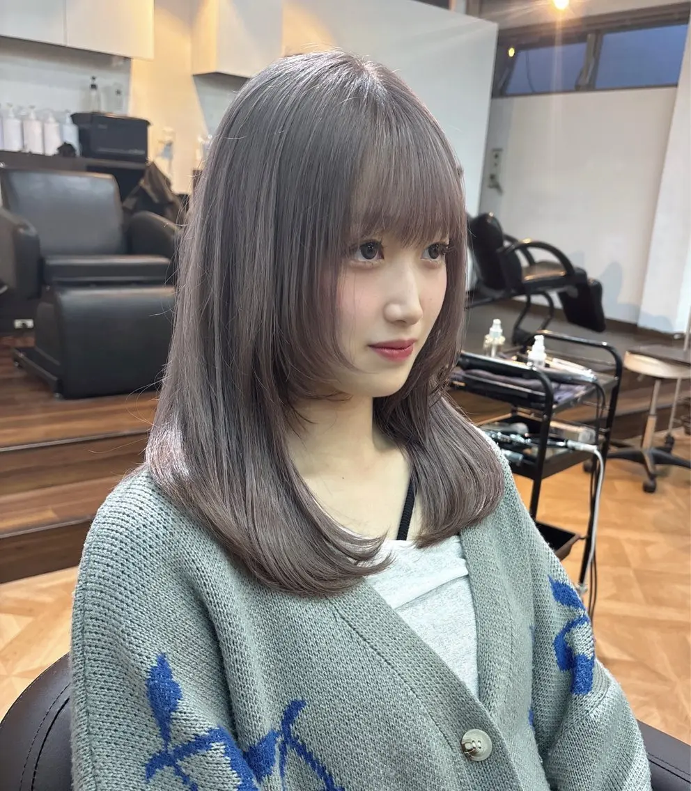 セミロング カラー 透明感ブラウン｜ レイヤー｜小寺 葵のヘアスタイル